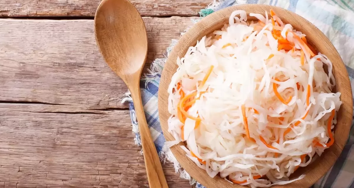 капуста провансаль с клюквой. капуста квашеная на тарелке. капуста белокочанная квашенная. квашеная капуста ссср. праздничный салат из квашеной капусты.