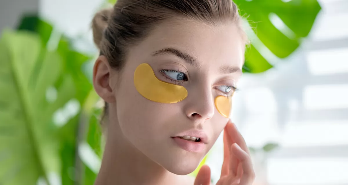 патчи efero. как наложить патчи под глаза. нанесение патчей на глаза. девушка с патчами под глазами. как правильно одевать патчи для глаз.