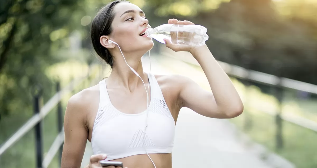 Спортивная девушка с бутылкой воды