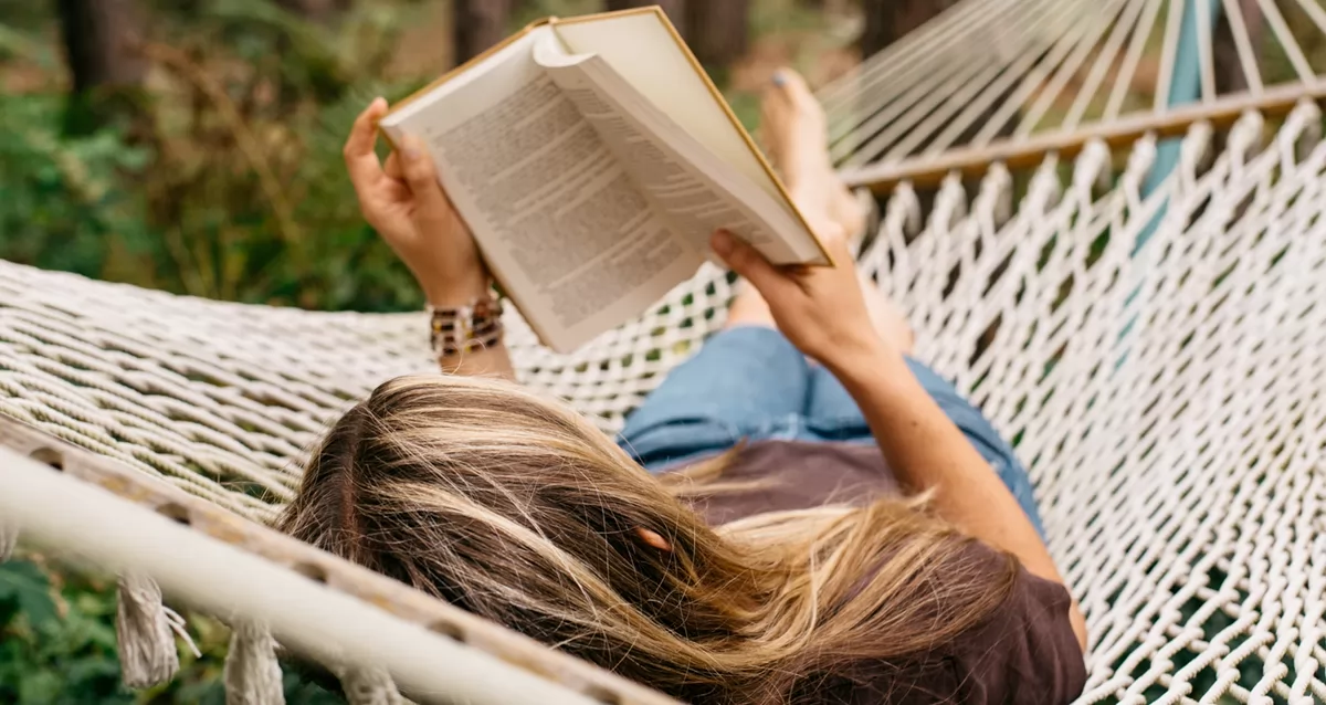 Чтение книг. Девушка читает книгу. Чтение книг. Мужчина с книгой в руках. Которые читают записи.